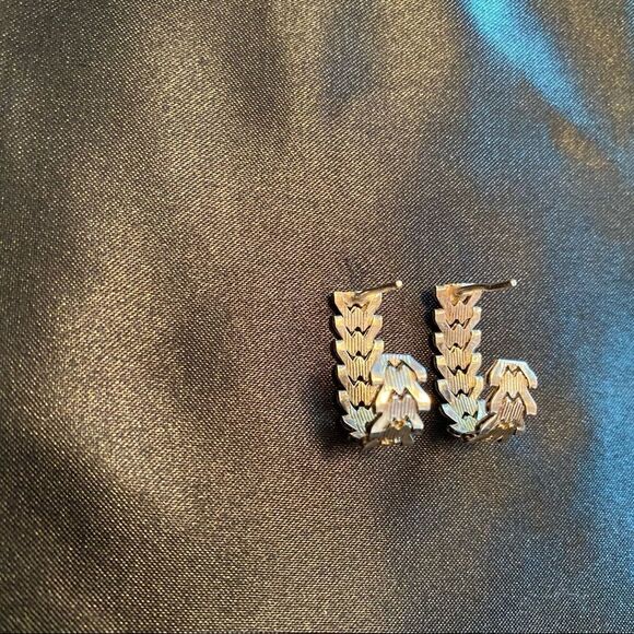 Vintage 80s Silver and Gold Tone Herringbone Earrings - Picture 5 of 6
